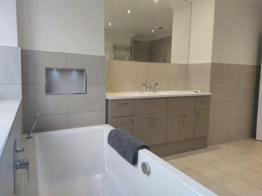 Beach House, With Bbq Lodge And Hot Tub! Bournemouth Zewnętrze zdjęcie